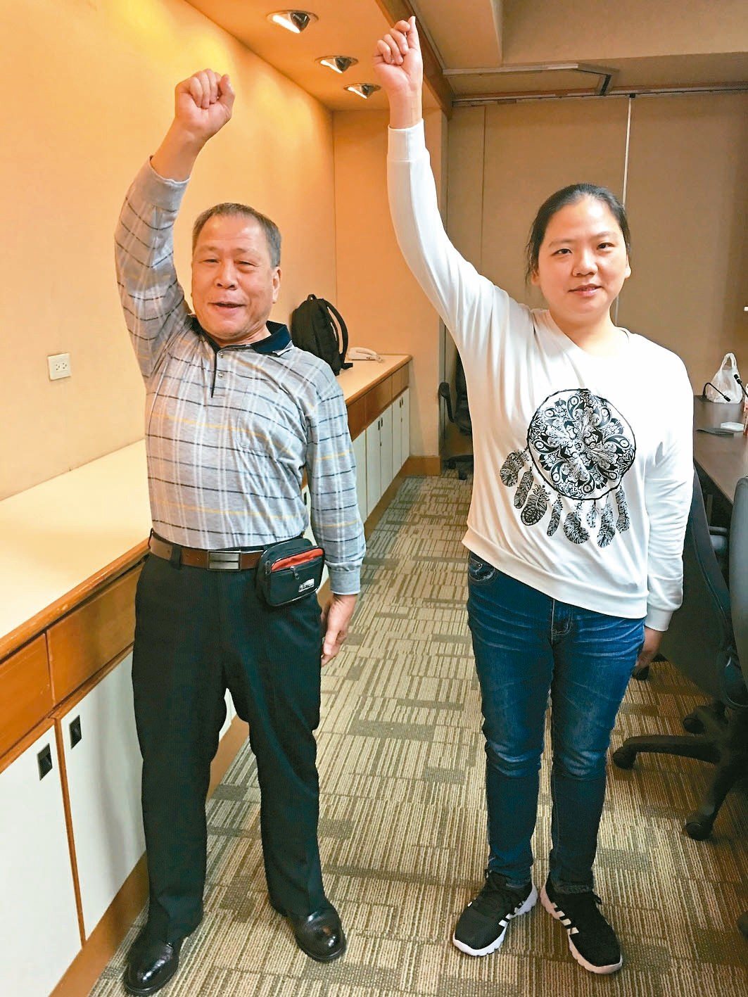 潘先生(左)和陳小姐因臂叢神經受損導致右手無法舉起，治療後終於能振臂高揮。