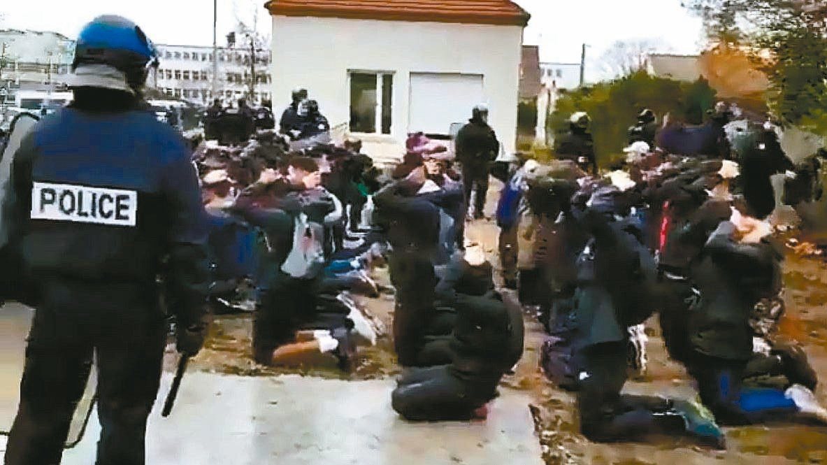 法國高中生遭鎮暴警察喝令下跪的照片震驚全法國。 圖／摘自網路