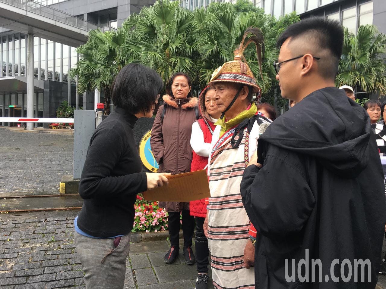泰雅族耆老（中）遞交抗議信給衛福部長照司科長（左）。 記者鄧桂芬／攝影