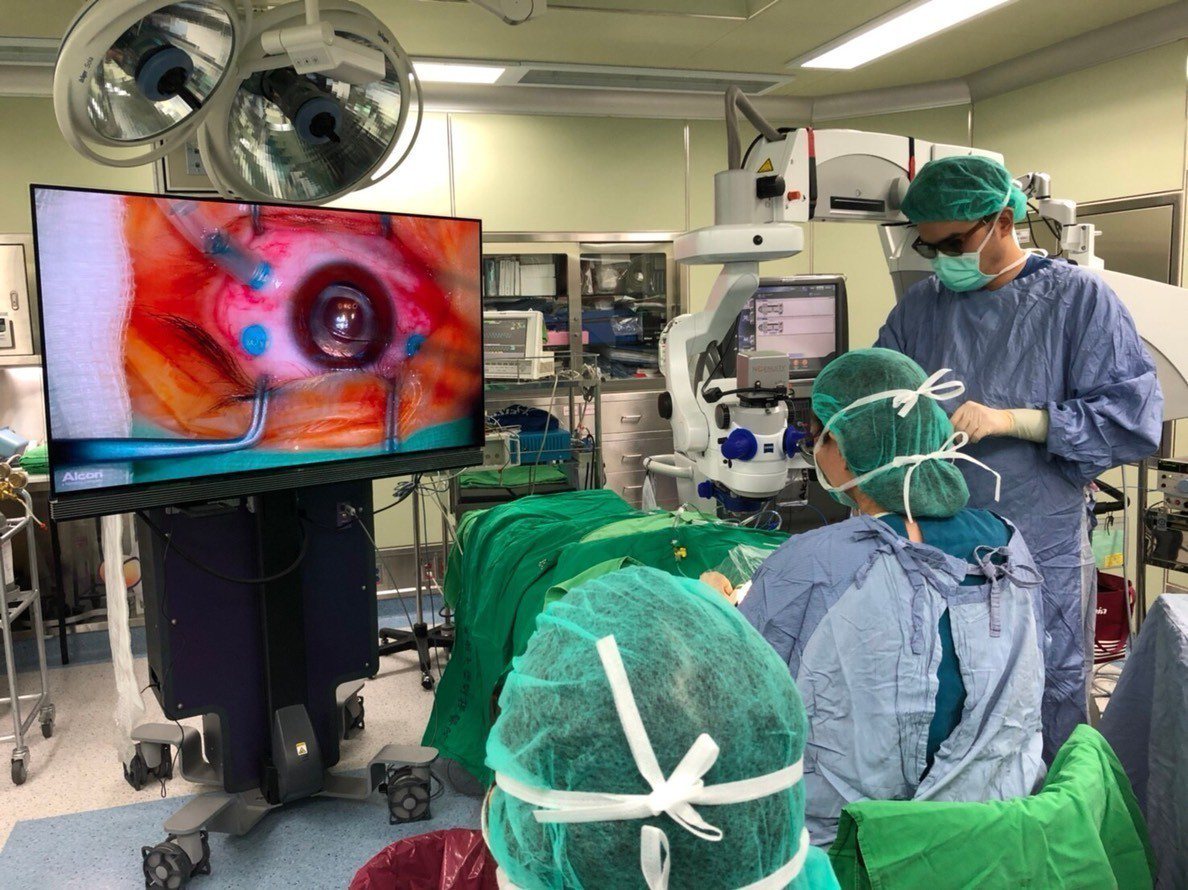 相較傳統顯微鏡影像手術，目前有3D立體影像眼部手術，能讓醫師不必彎腰低頭開刀，且能將立體景深的畫面呈現於55吋大銀幕上，使手術更安全。 圖／林純如醫師提供