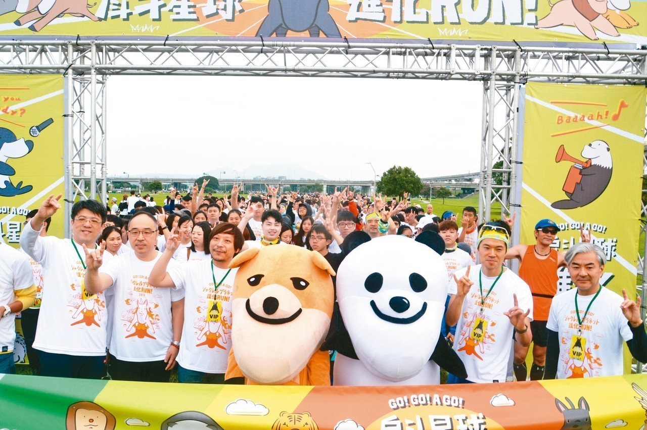 「戽斗星球進化RUN」昨在三重幸福水漾公園舉行，3500名跑者比出「戽斗台灣犬」...