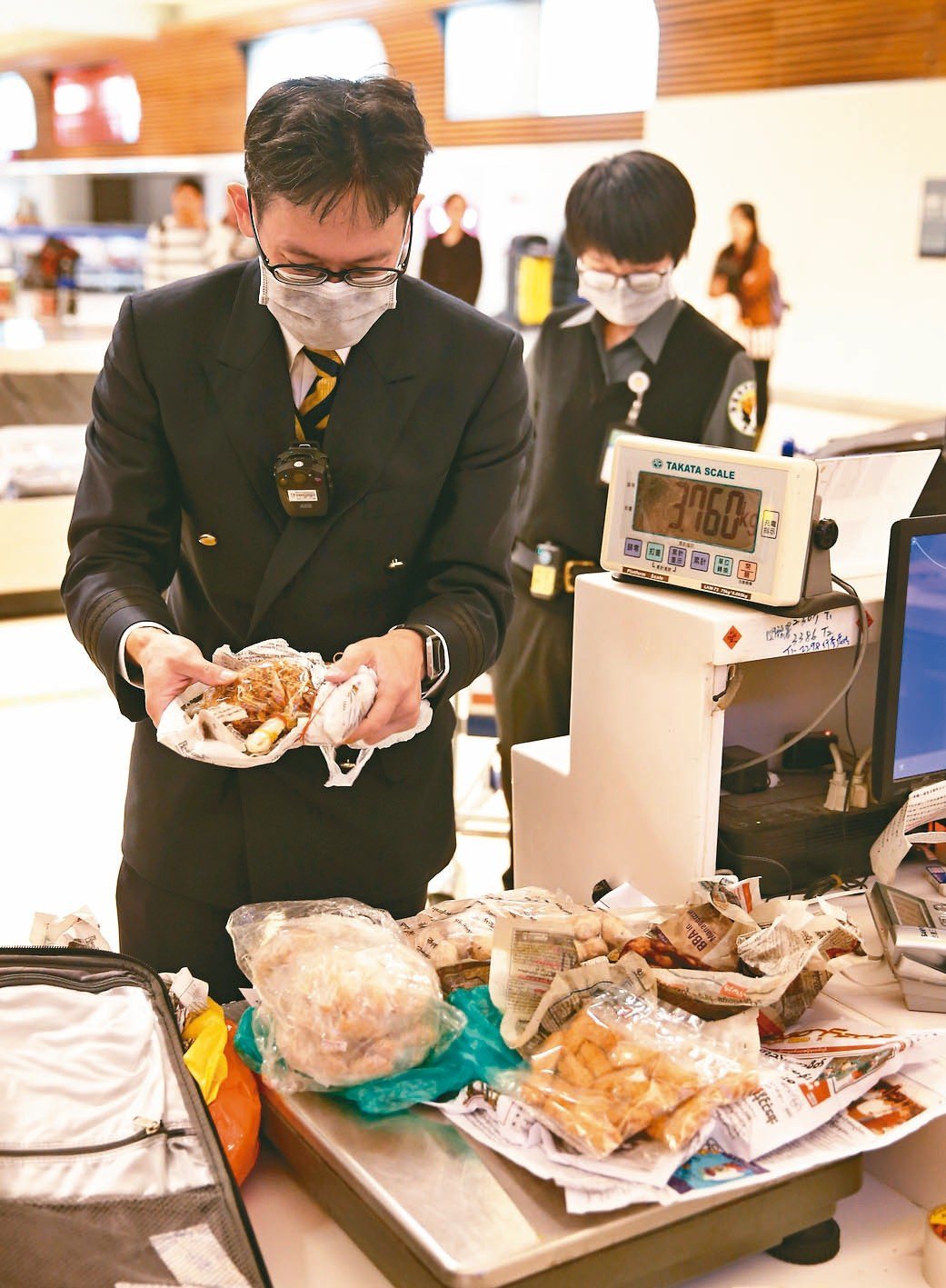 為防止非洲豬瘟入侵，防檢局加強在桃園機場旅客行李檢查。