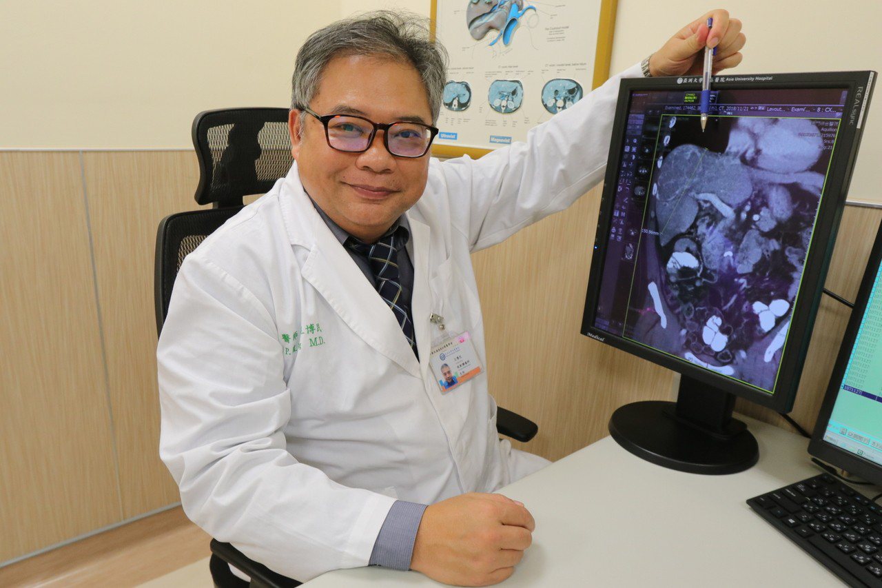 亞洲大學附屬醫院放射腫瘤科主任王博民指出，標靶真光刀系統能在短時間內見到成效，但六個月內盡量不宜從事出力的工作，才能避免肺梗塞或腦梗塞。圖／亞洲大學附屬醫院提供