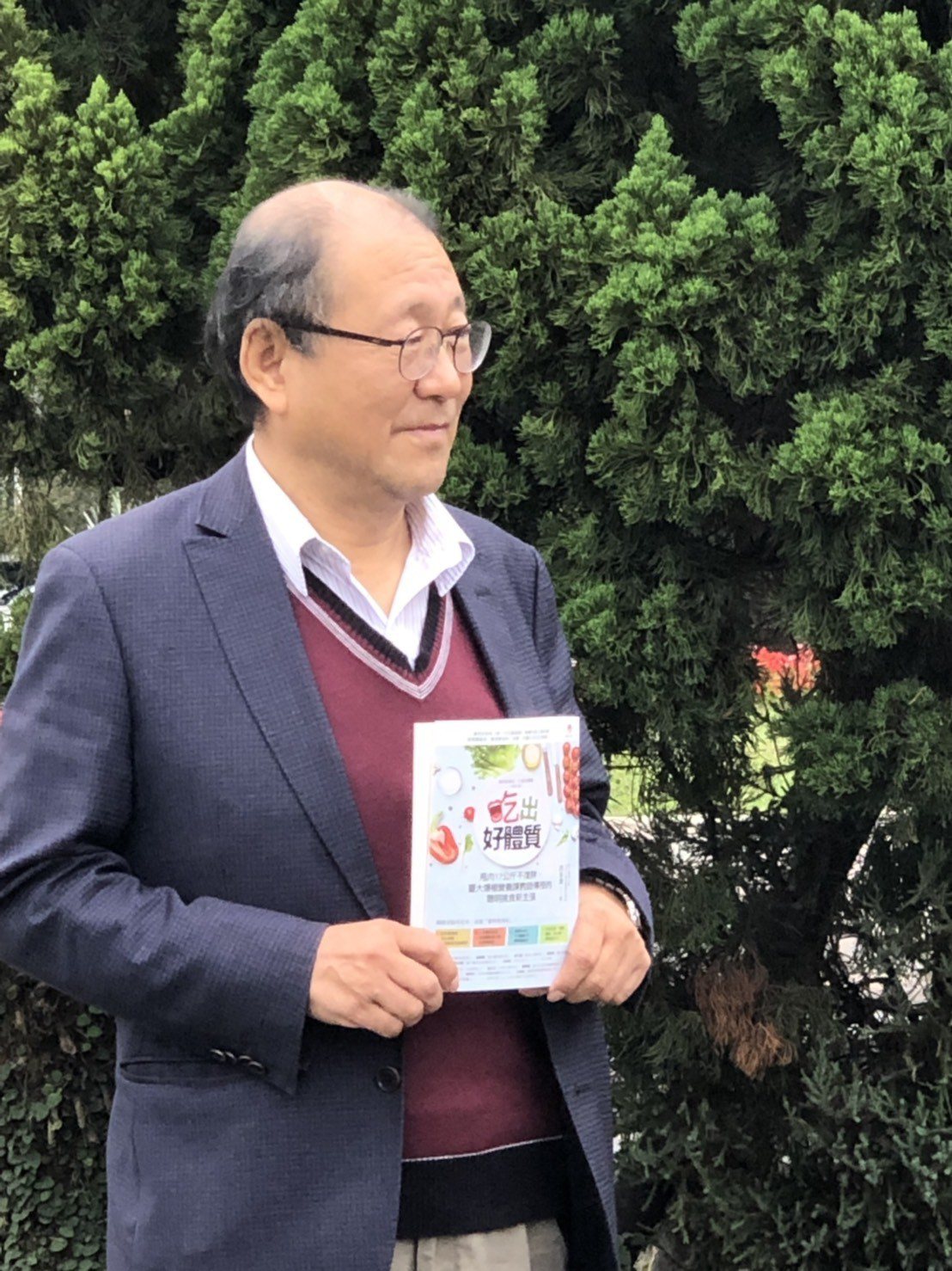 台灣大學營養教育傳播助理教授洪泰雄近日出版第三本書，教民眾如何透過六大類食物，吃出好體質。記者劉嘉韻／攝影