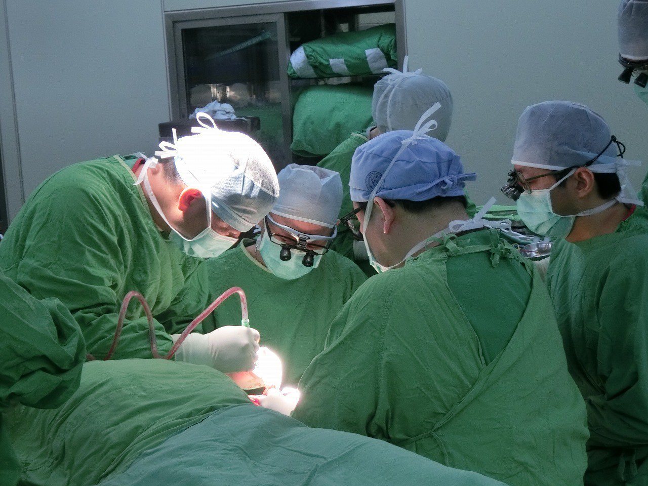 擅長手術且勇於挑戰各種不同術式的杜元坤（左二），總有各地來的研究醫師拜於門下。
