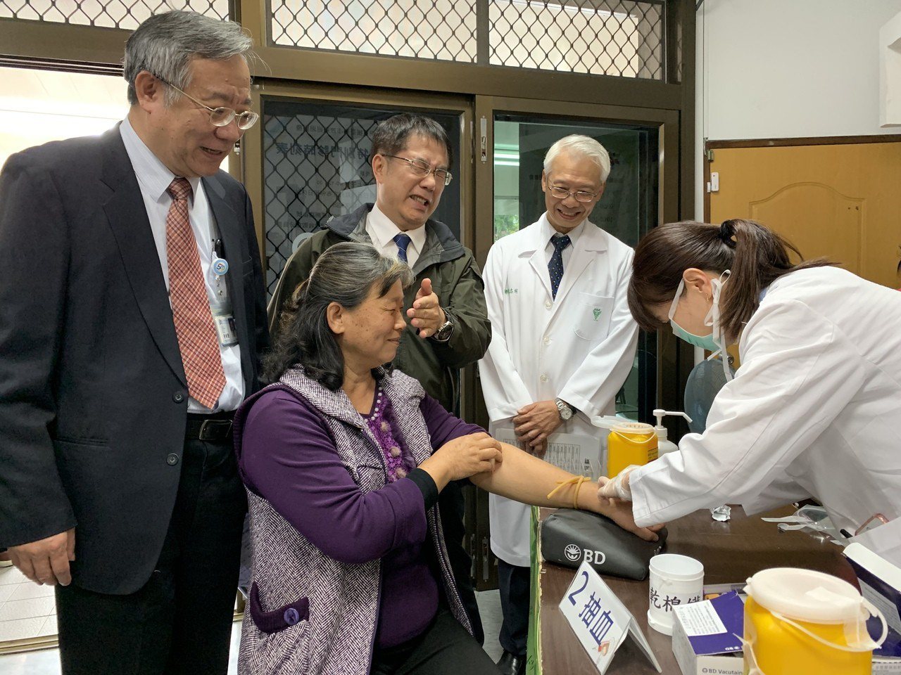 柳營奇美醫院在台南市下營衛生所開設Ｃ型肝炎特別門診，市長黃偉哲（左三）出席成果發表會，並關切市民治療效果。記者吳淑玲／攝影