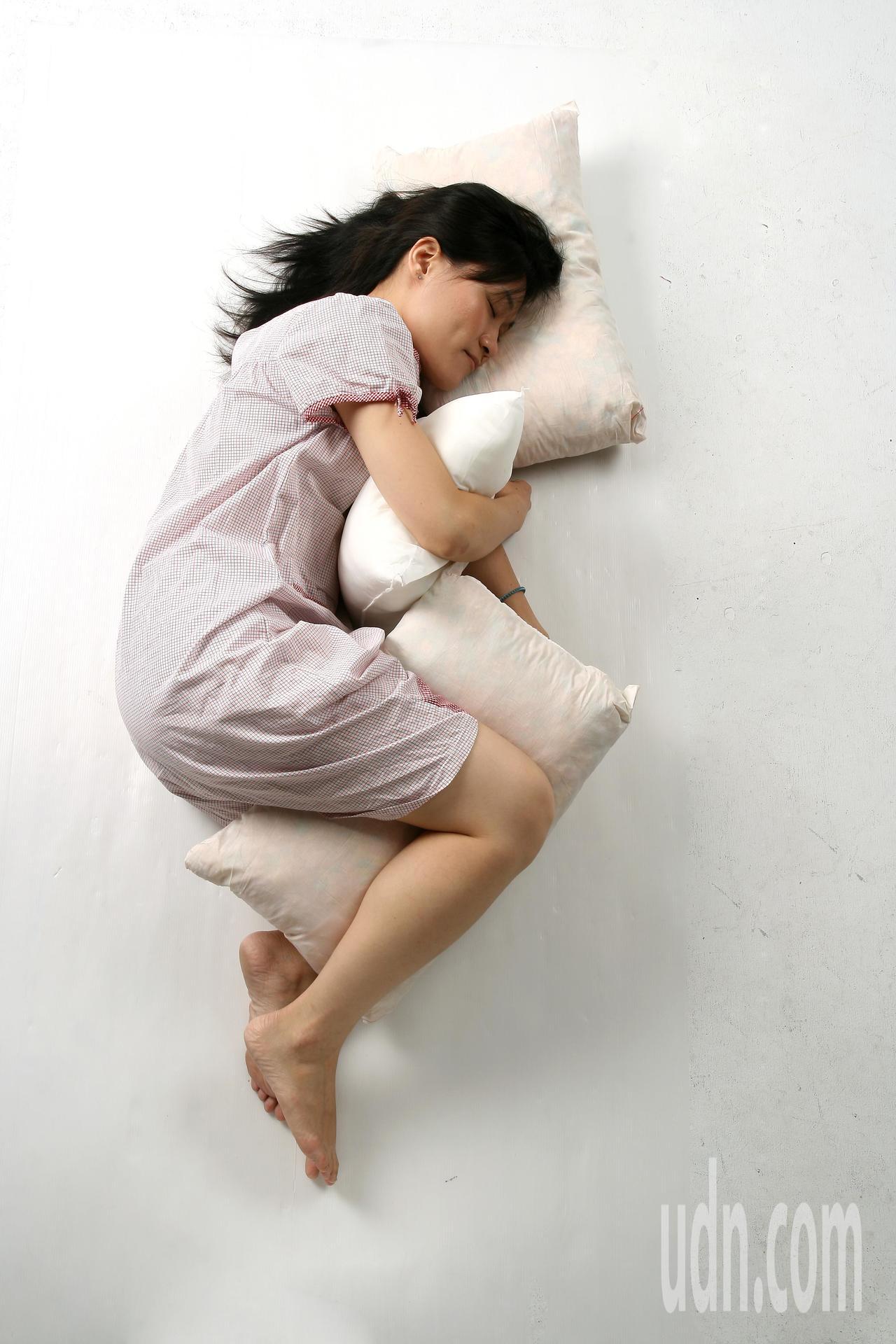 台灣睡眠醫學會過去統計國內約有四成民眾對睡眠品質不滿意、兩成民眾感到困擾，但未達慢性失眠標準。睡眠專家建議，這群人可先檢視三種會影響睡眠品質的不良習慣，以及近期服用的藥品是否影響睡眠，調整無效再考慮就醫。聯合報系資料照