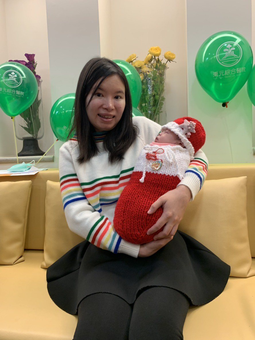 新竹縣1名出生早產、僅815克的女嬰「寧寧」，在東元綜合醫院新生兒團隊3個月細心照護下，體重已接近3000公克，是可愛又健康的寶寶。記者陳斯穎／攝影