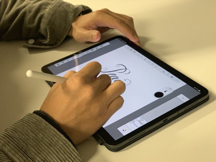 設計師使用新的Apple Pencil寫著手寫字