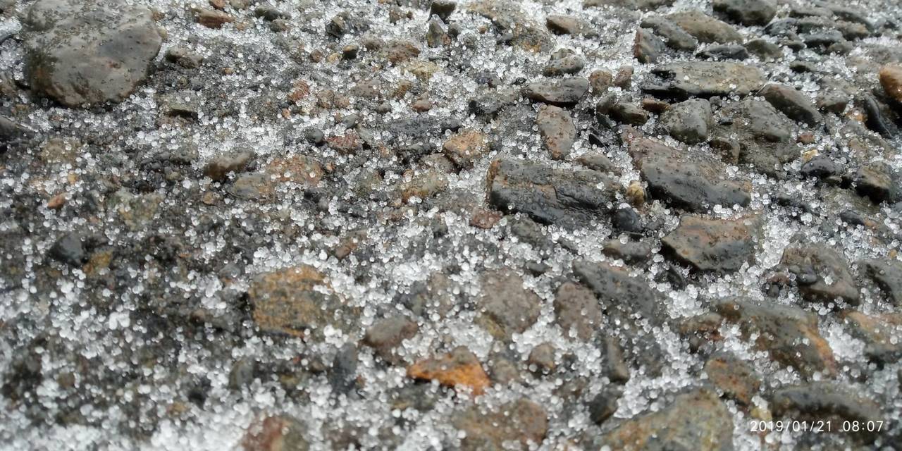 玉山今天上午8時2分下起雪粒。圖／中央氣象局提供