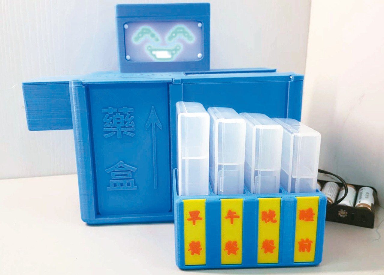 高雄長庚醫院與正修科大聯手開發一款「智慧藥盒」，設定好吃藥時間，藥格子就會主動彈出，提醒長輩吃藥。