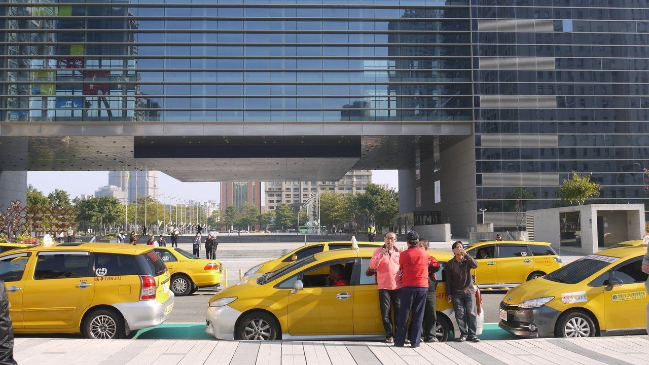 台中市去年開放敬老卡搭計程車福利後，迄今只有單一車隊能適用，200多輛計程車今包...