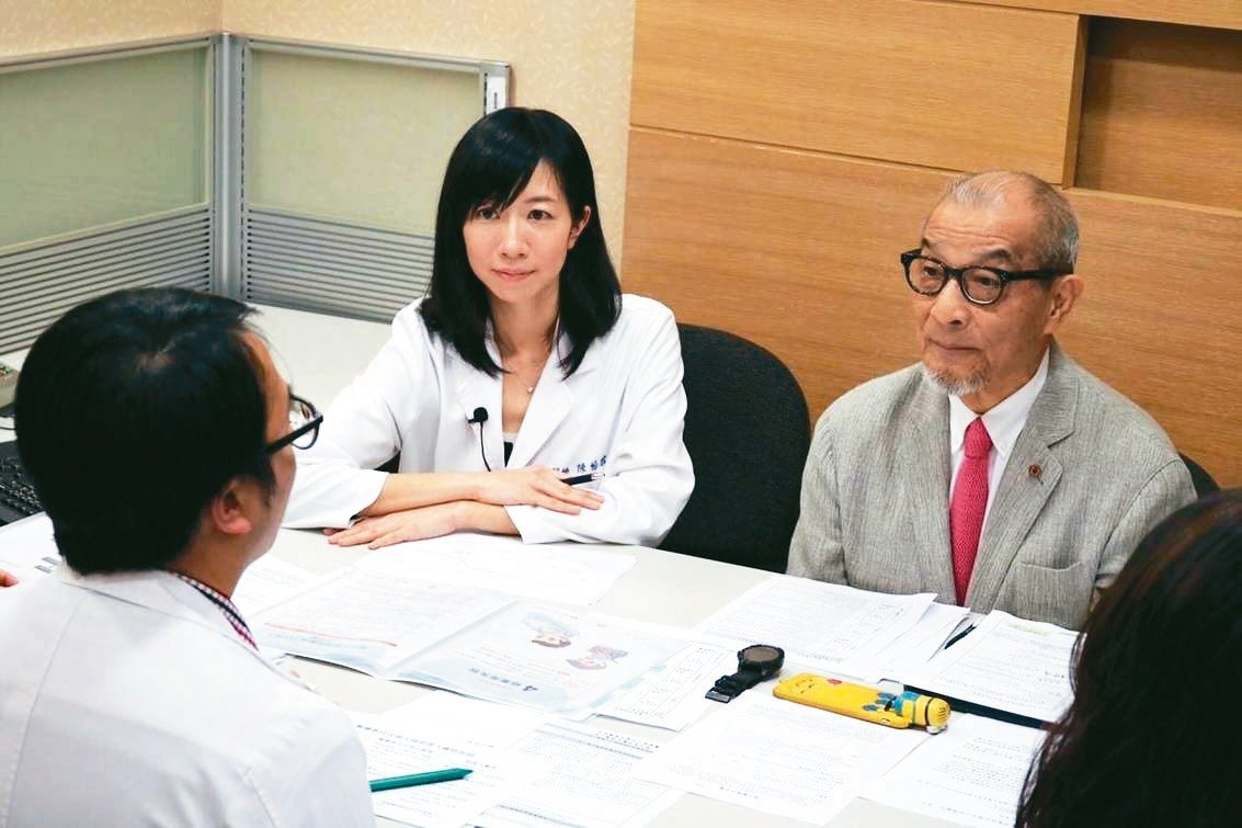 振興醫院董事長陳長文(右)認同病主法精神，完成預立醫囑，並成為振興醫院第一位預立醫囑的民眾。