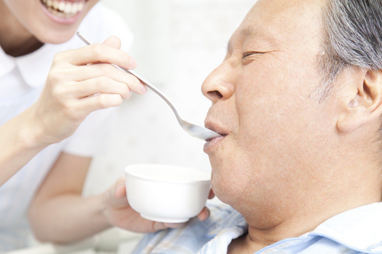 若長者喝水、進餐時因嗆咳引發吸入性肺炎，嚴重時可能危及性命。