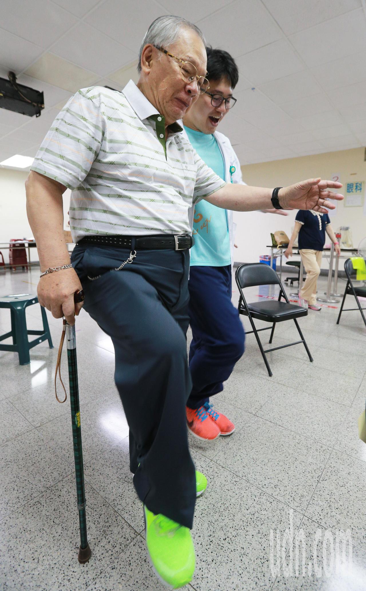 衛福部台南醫院的B級長照站，有專門的復健師帶領老人們從簡單的遊戲中復健活動四肢。聯合報系資料照／記者劉學聖攝影