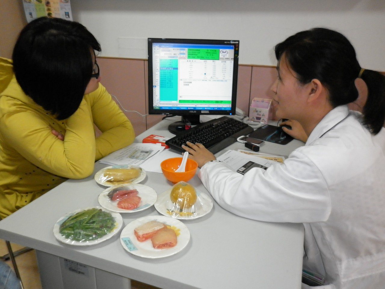 慢性病人可跟營養師洽詢正確飲食並學習份量的掌握。