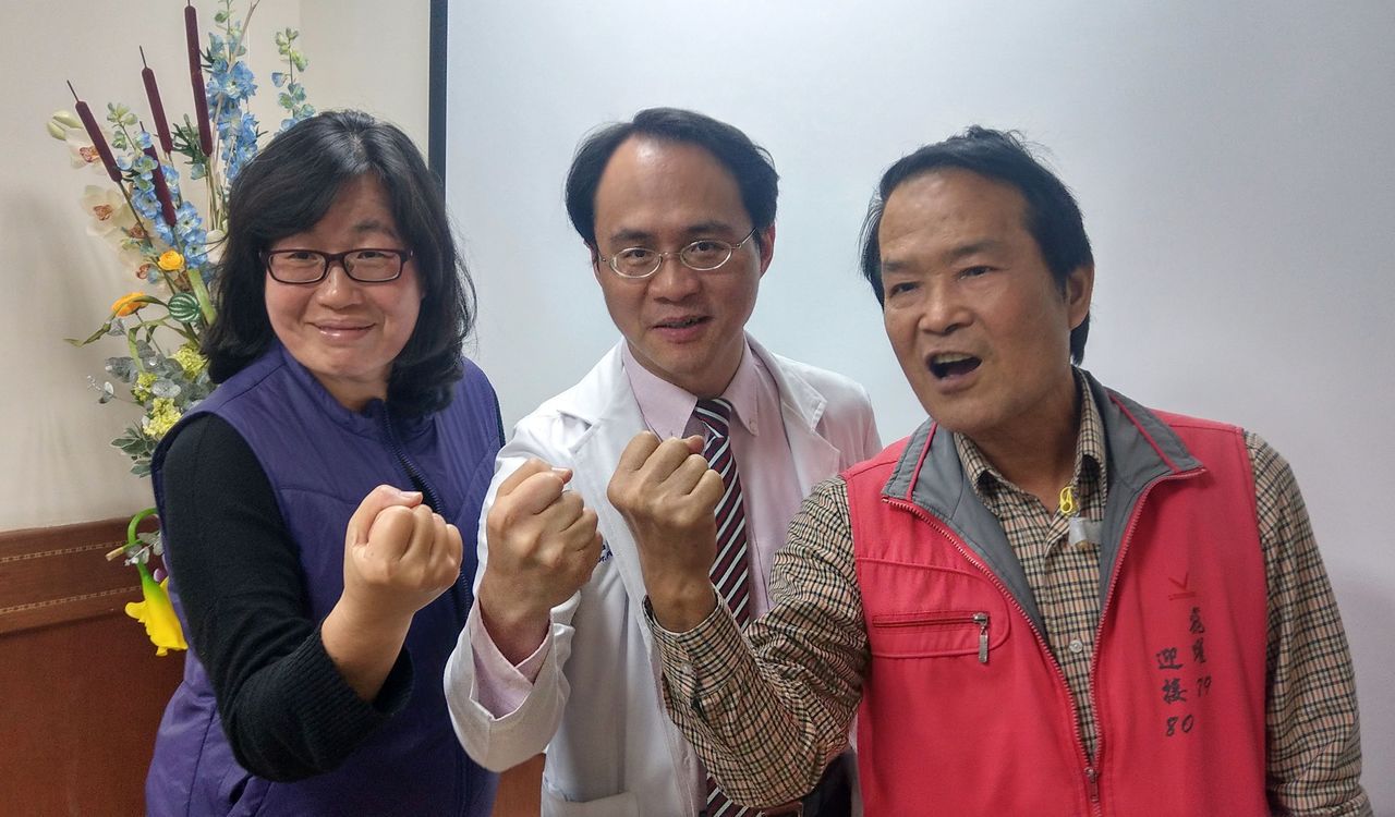 詹姓老闆（右）在妻子（左）和醫師彭正明（中）鼓勵下，積極抗癌。記者趙容萱／攝影