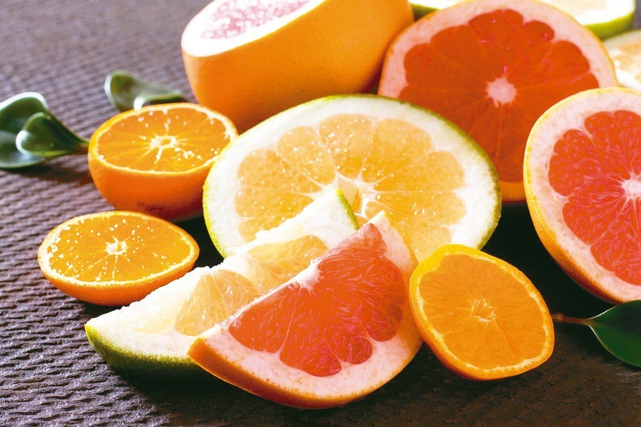除了葡萄柚，柚子和部分柑橘類也不能併服。