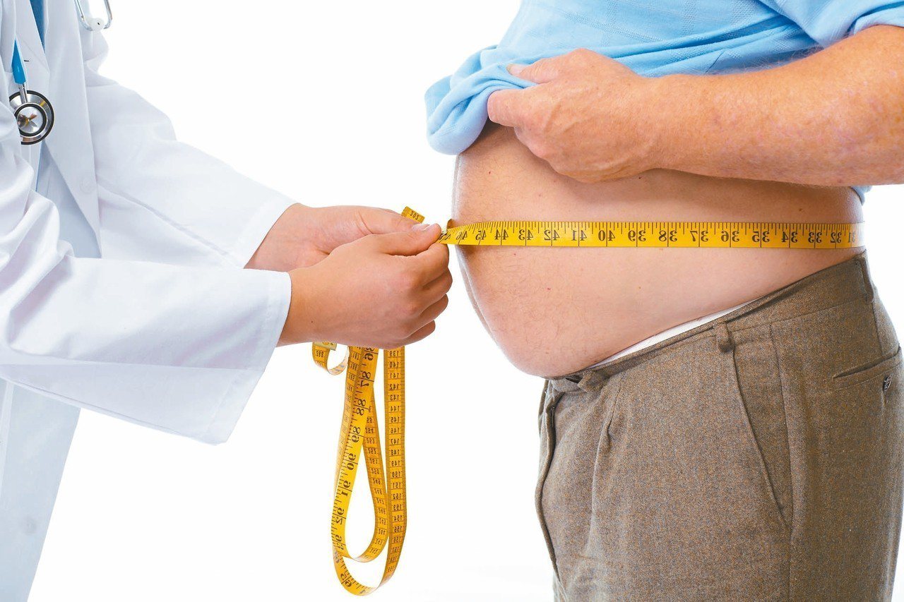 肥油大肚男為慢性腎病高風險族群，醫師提醒，控制體脂肪。