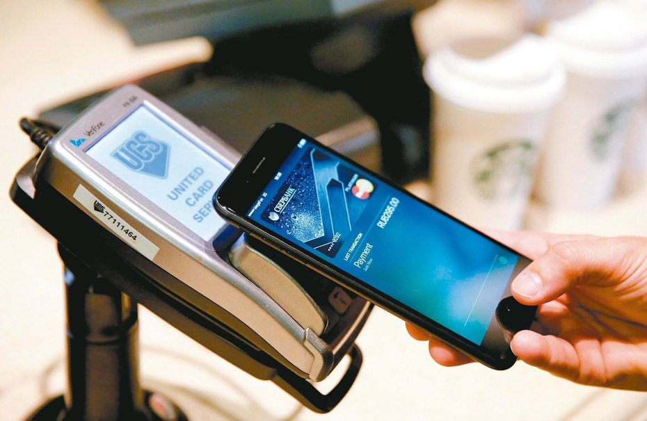 蘋果與高盛今春將推出搭配iPhone錢包功能的聯名信用卡，圖為iPhone用戶使用Apple Pay付款。 路透