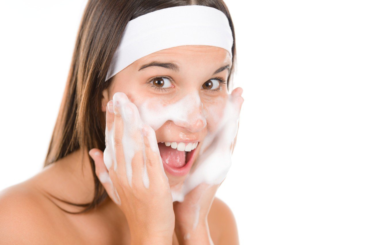 空氣品質不佳，導致你經常洗臉？小心這行為不但導致你洗不回過去光滑細緻的膚質，還會讓你臉上越長越多斑，整張面孔越看越暗沉糙老。