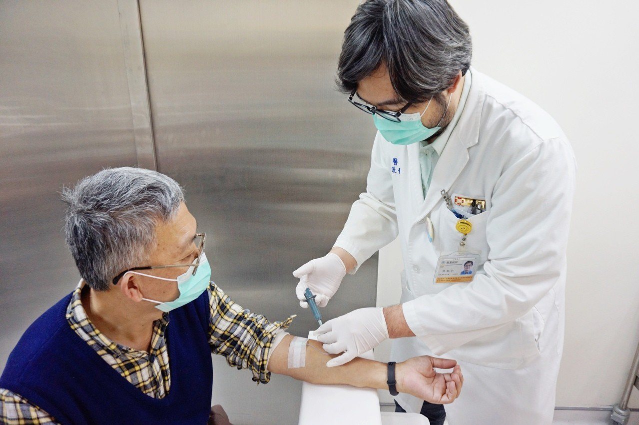 核子醫學科主任張鈺弘，示範從病患靜脈注射鐳223同位素放射治療藥物。
(圖非新聞當事人)圖／醫院提供