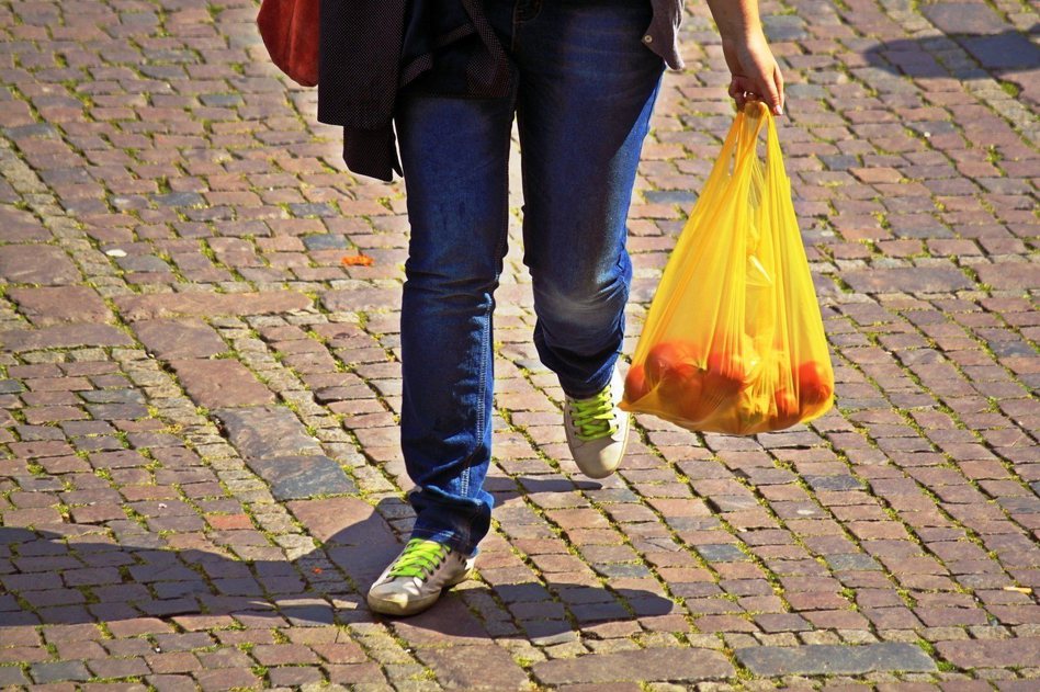 為協助落實印尼政府的減塑目標，「不提供免費塑膠袋」政策自3月起實施。圖／pixabay