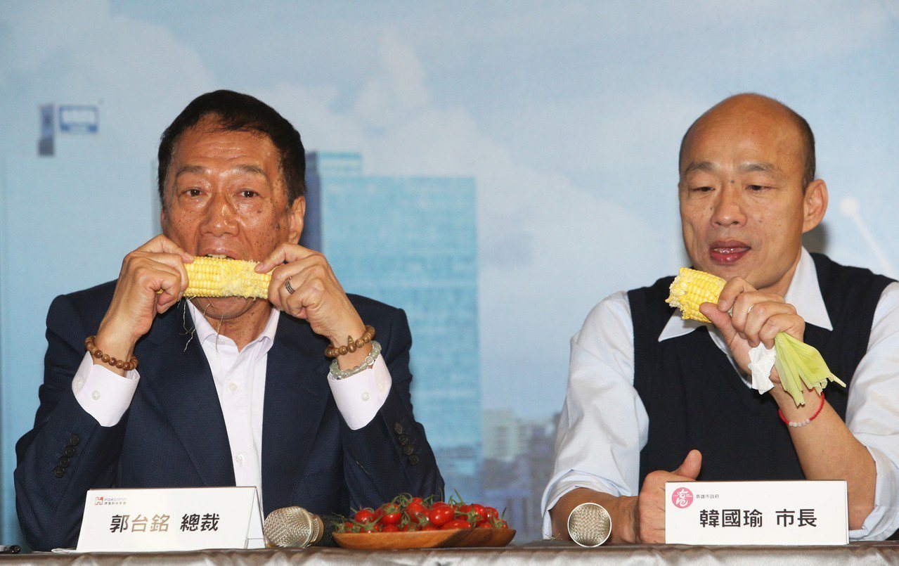 郭台銘向韓國瑜永齡農場種出來的玉米非常好吃，兩人當場生吃了起來，畫面很率真 。記者劉學聖／攝影