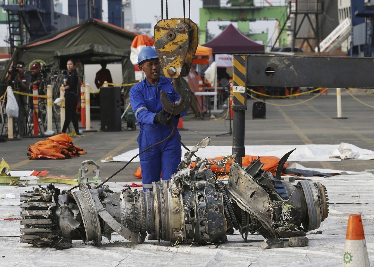 印尼當局將打撈上岸的飛機殘骸送往全國運輸委員會檢驗。（美聯社）