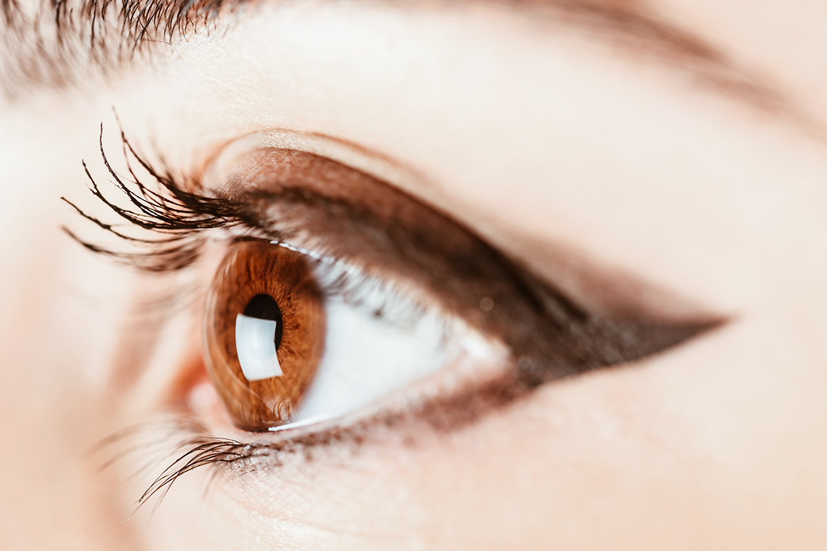 根據美國驗光協會（American Optometric Association）說明，成年人多從40歲開始出現視力問題，可能來自健康狀況的影響，例如高血壓、糖尿病、黃斑部病變、青光眼等家族史，或是藥物含有抗組織胺。