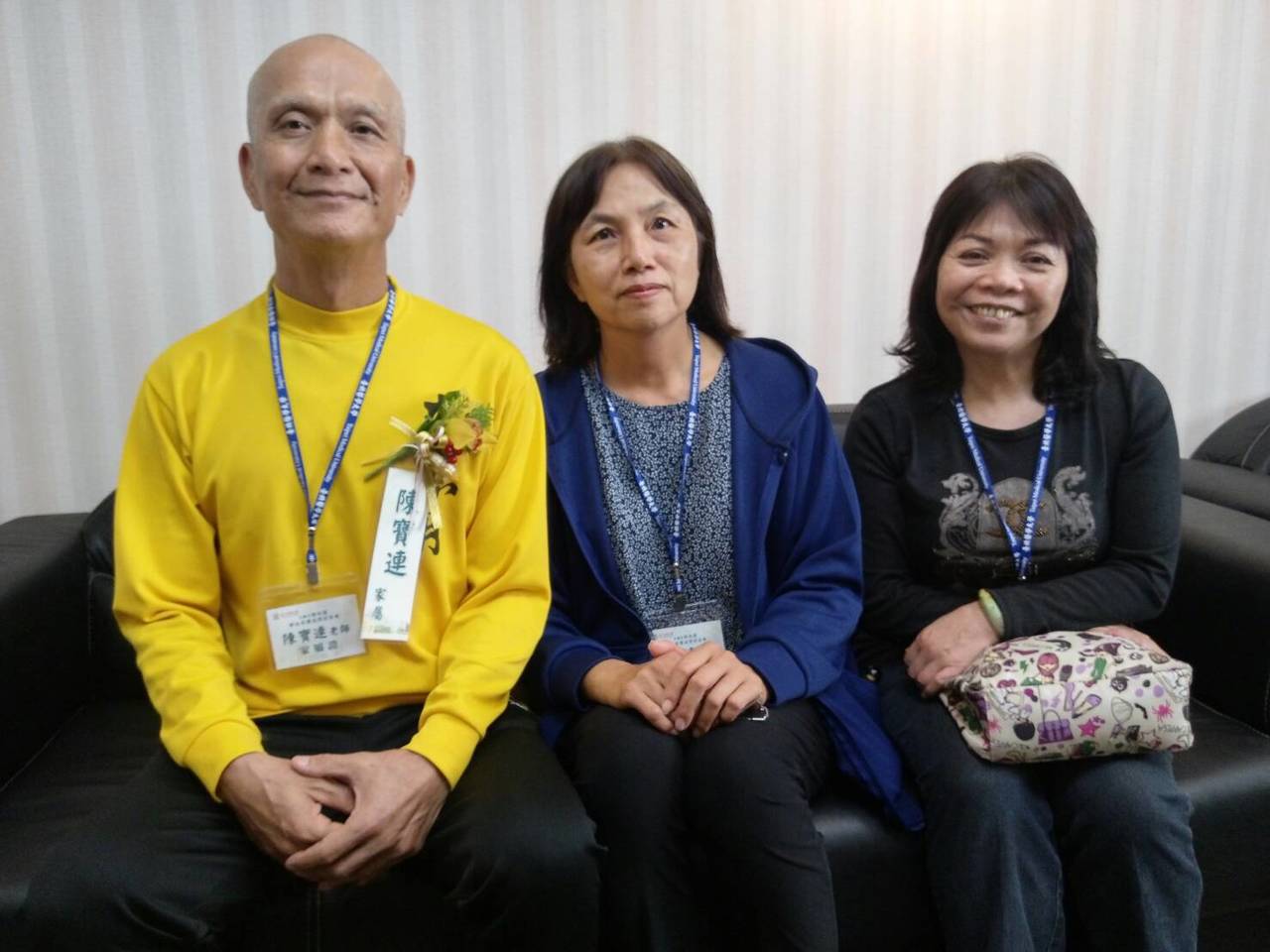 陳寶連的三兒子陳泓昇（左一）、陳泓昇太太（中）以及陳寶連的女兒（右一）今一同出席台北醫學大學的解剖教學英靈追思紀念會。記者陳雨鑫／攝影