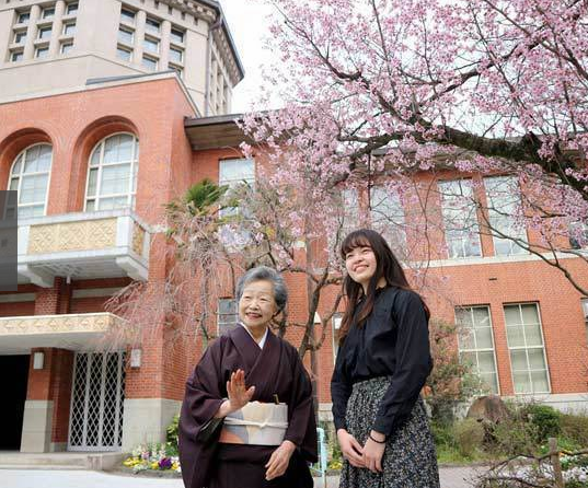 80歲阪田美枝和18歲孫女祐實子同時考上大學。