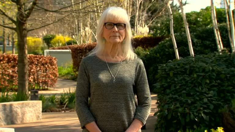英國一名71歲的婦人在偶然的機會下發現自己異於常人之處，基因突變使她感受不到痛覺。她被視為醫療上的新希望，因為她具有的突變基因可望促成新藥開發，拯救數百萬名慢性疼痛患者。路透