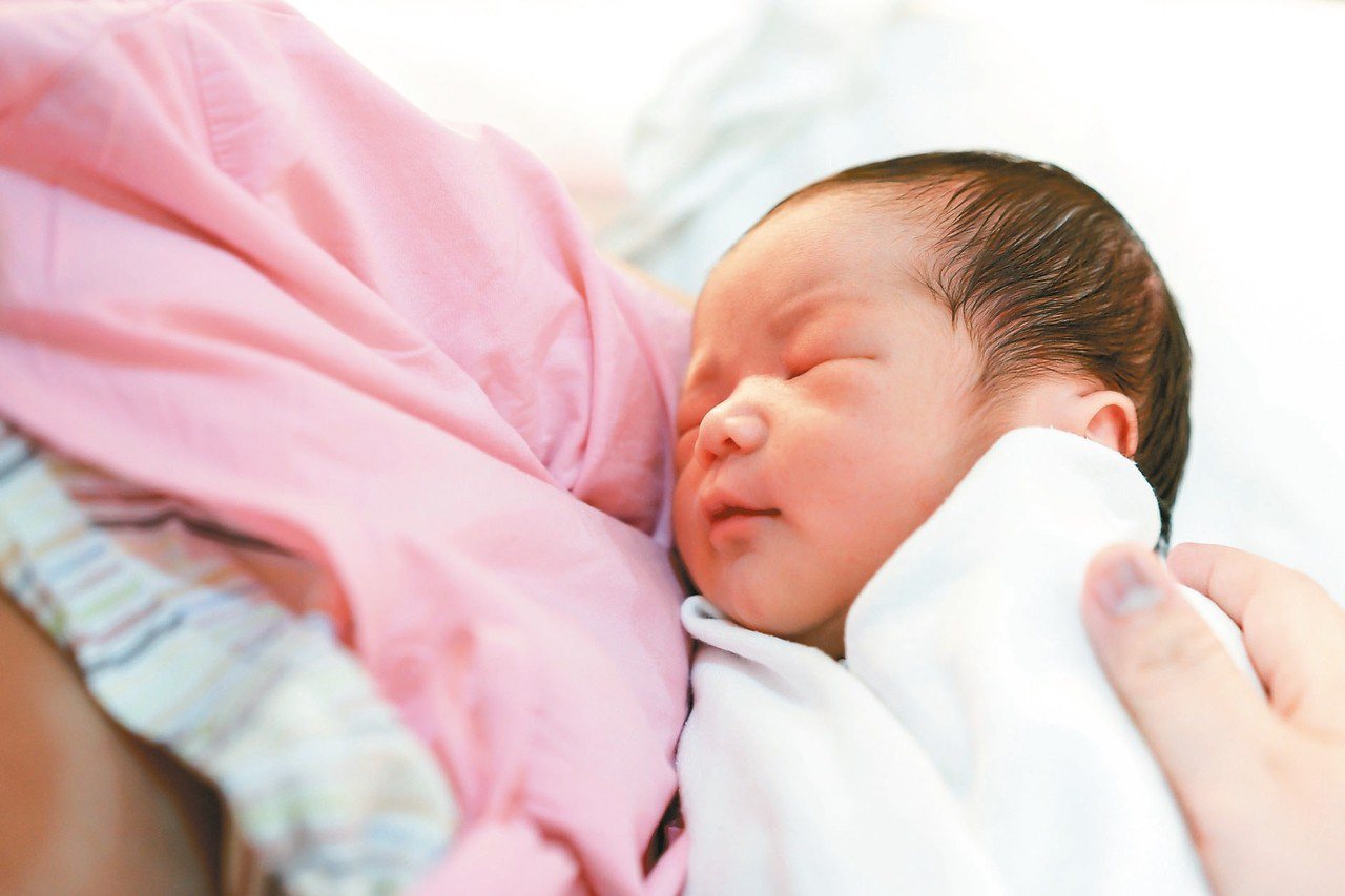 抱著輕搖，或讓寶寶仰躺在床上輕拍，這是正確哄嬰兒睡覺的方式。