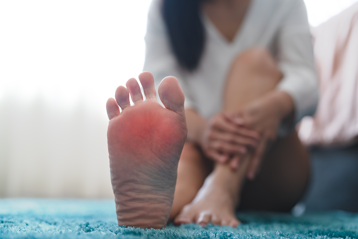 腳部出現皮膚粗硬、小點嚴重嗎？醫師解析3種夏日常見問題 老繭、雞眼和病毒疣的症狀與治療