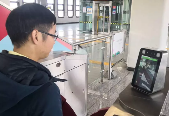 山東省濟南地鐵1號線日前開通，為大陸首例採用3D人臉識別閘機的地鐵線路。照片／網...