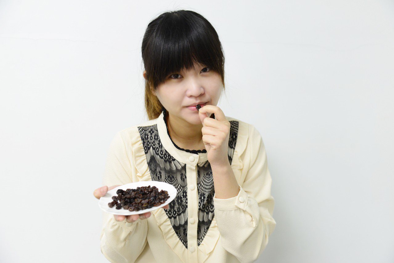 吃葡萄乾可用來練習正念。圖／大林慈濟醫院提供