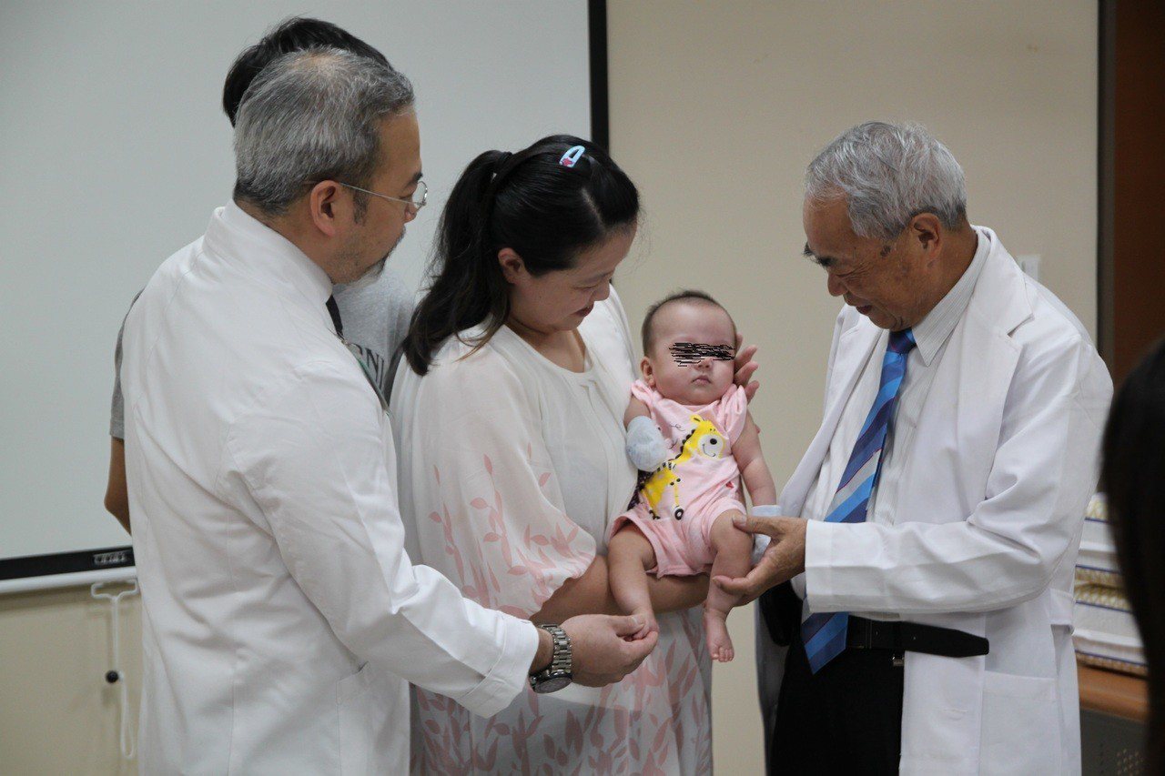 茂盛醫院院長李茂盛（右）致贈紅包1萬元做為女嬰的教育基金。記者黃寅／攝影