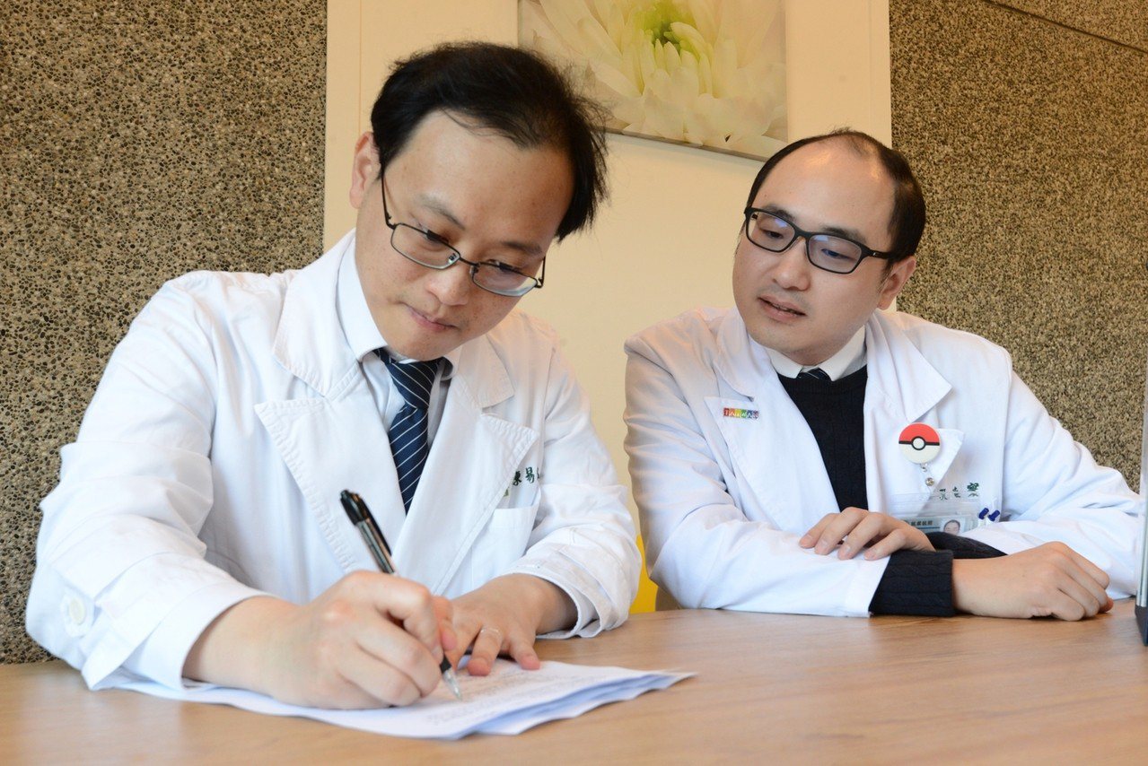 陳易宏（左）在安寧緩和醫療科主任孔睦寰（右）見證下，簽署「預立醫療決定書」。圖／大林慈濟醫院提供