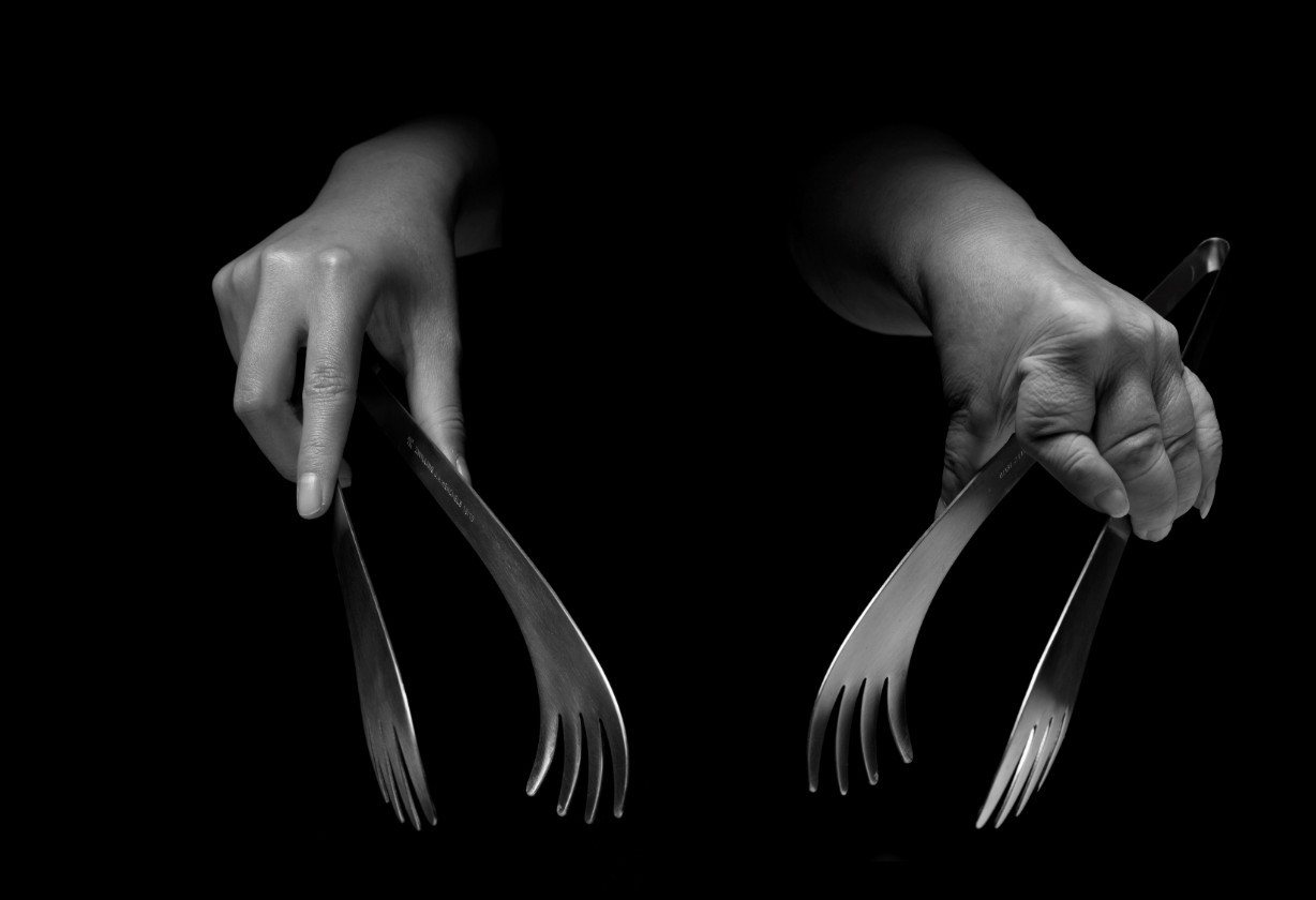在「牽手」攝影展中，透過影像比對類風濕性關節炎病患與正常人的手指之差異。圖／類風濕性關節炎之友協會