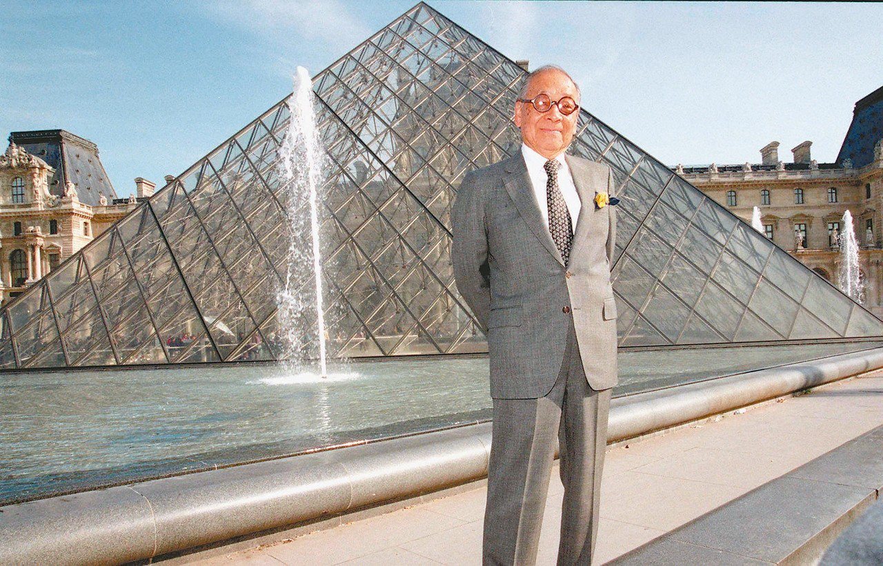 貝聿銘在1999年與巴黎羅浮宮玻璃金字塔合影。 （美聯社）