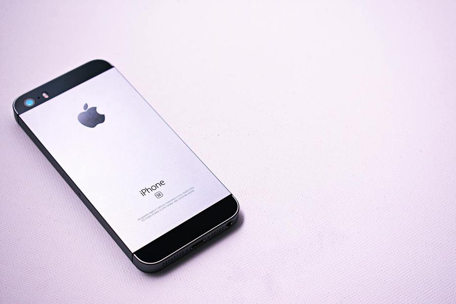 儘管手機規格不斷推陳出新，規格精巧的iPhone SE一直有死忠的支持者。photo credit:
 Pexels