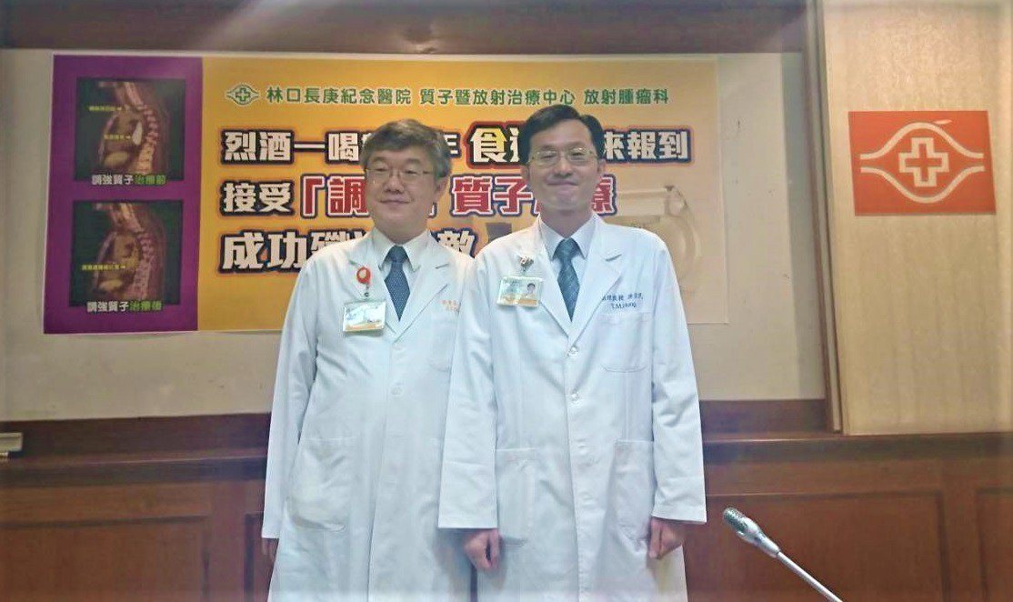 林口長庚醫院放射腫瘤科主治醫師洪宗民（右）表示，食道癌是台灣男性癌症存活率最差的惡性腫瘤，呼籲民眾遠離菸酒、胃食道逆流等危險因子。記者羅真／攝影