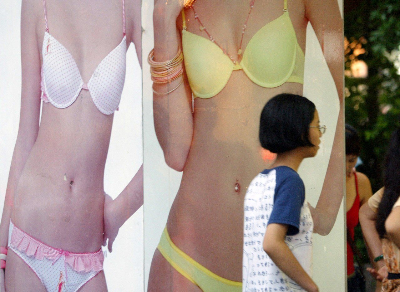 整形外科醫師發現，近年追求「平胸」的女性人數較以往倍增。本報資料照片