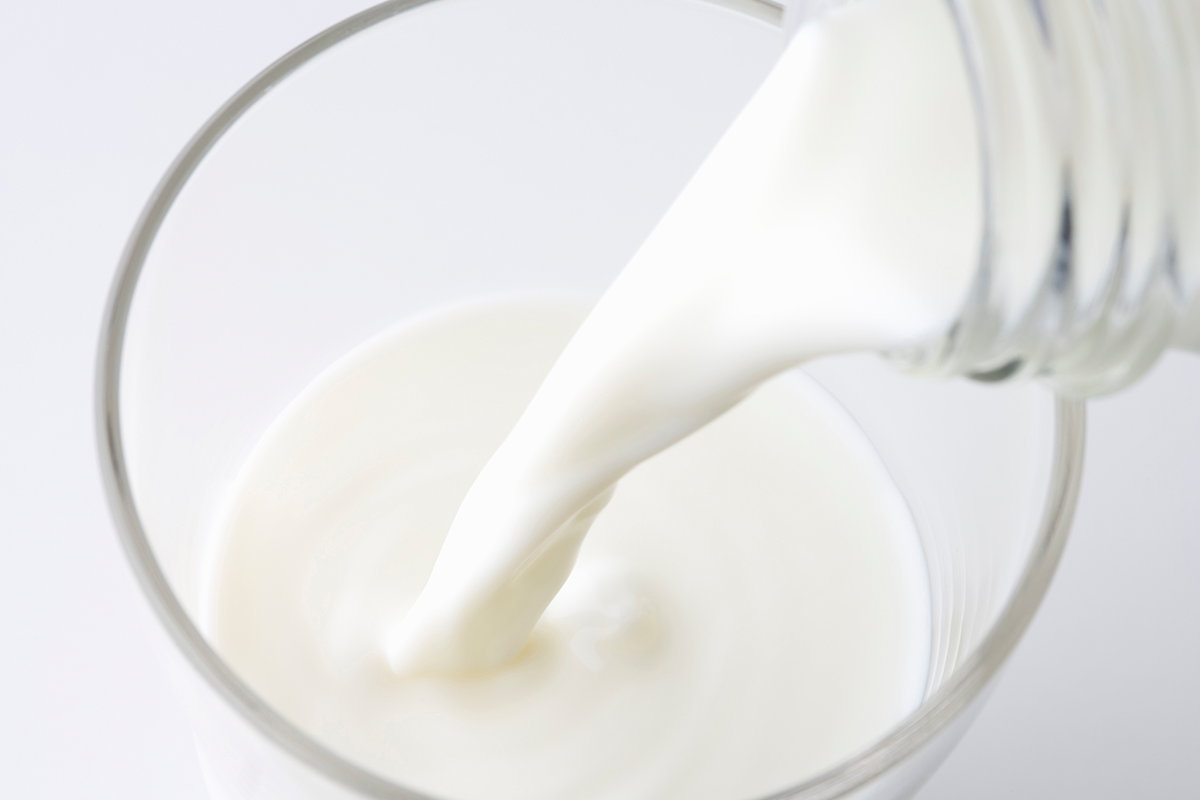一般認為，多喝牛奶可以強化骨骼，因為牛奶含鈣，而鈣能增強骨質密度。