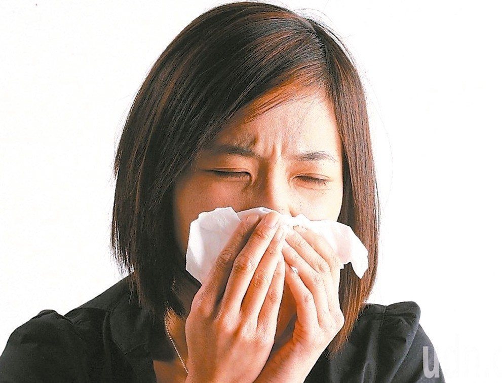 新北市聯合醫院預防醫學科主任張兆宏表示，最近的感冒有2大類，一種是上呼吸道症狀，另一種是腸胃型，都伴隨輕微發燒。