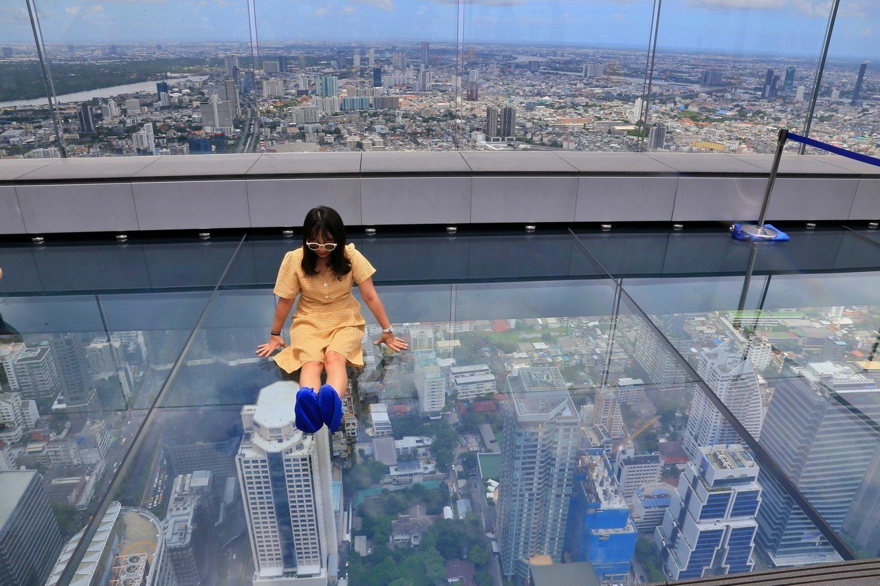 曼谷玻璃天空步道四面都是透明強化玻璃，踩上去猶如在空中般，若有懼高症恐怕嚇得不敢亂動。記者魏妤庭／攝影