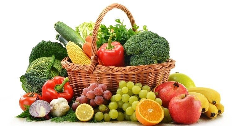 衛福部國健署長期宣導天天五蔬果，不過中醫師表示，吃水果的同時要注意體質。圖／123RF