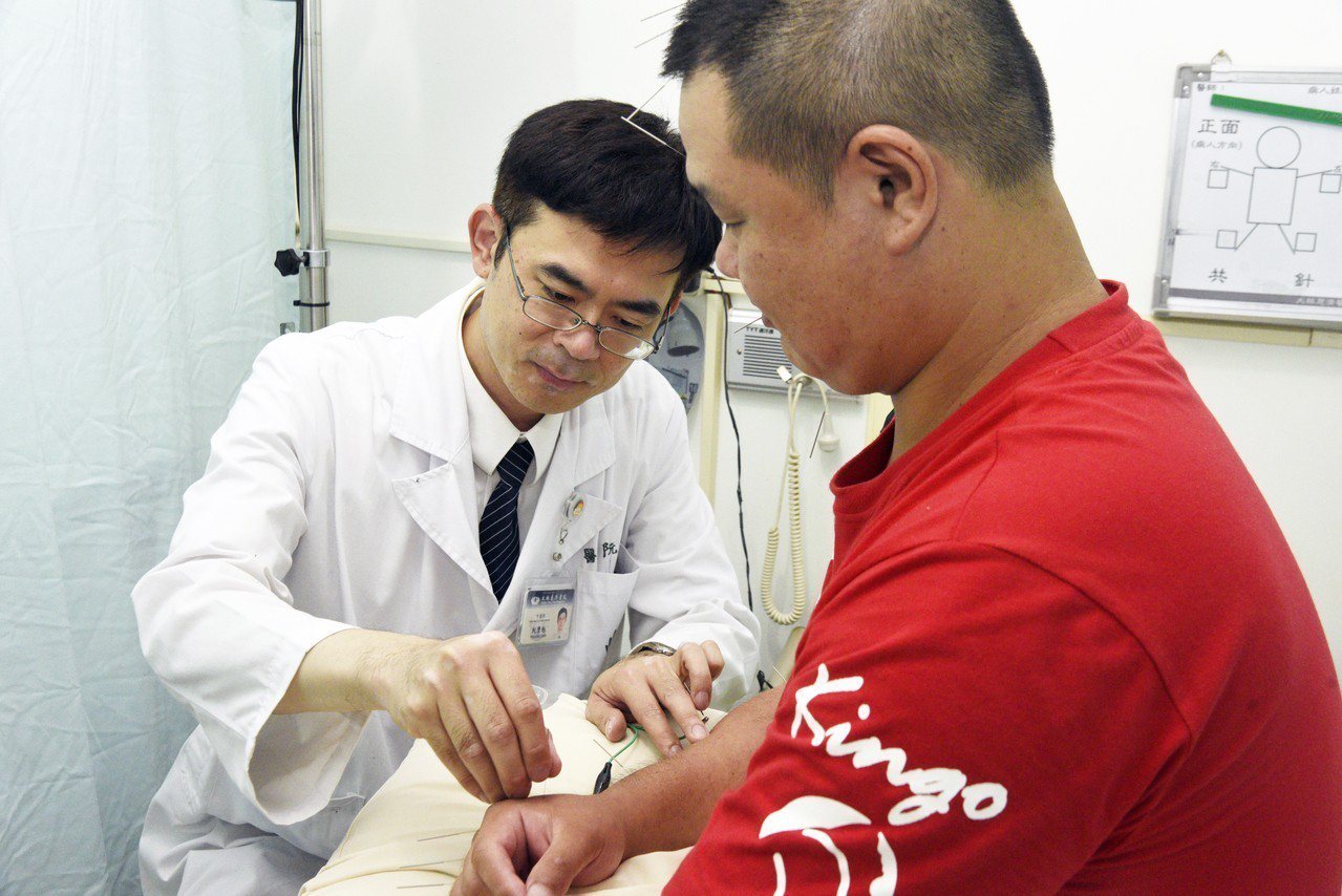 阮膺旭對廖男針灸治療。圖／大林慈濟醫院提供