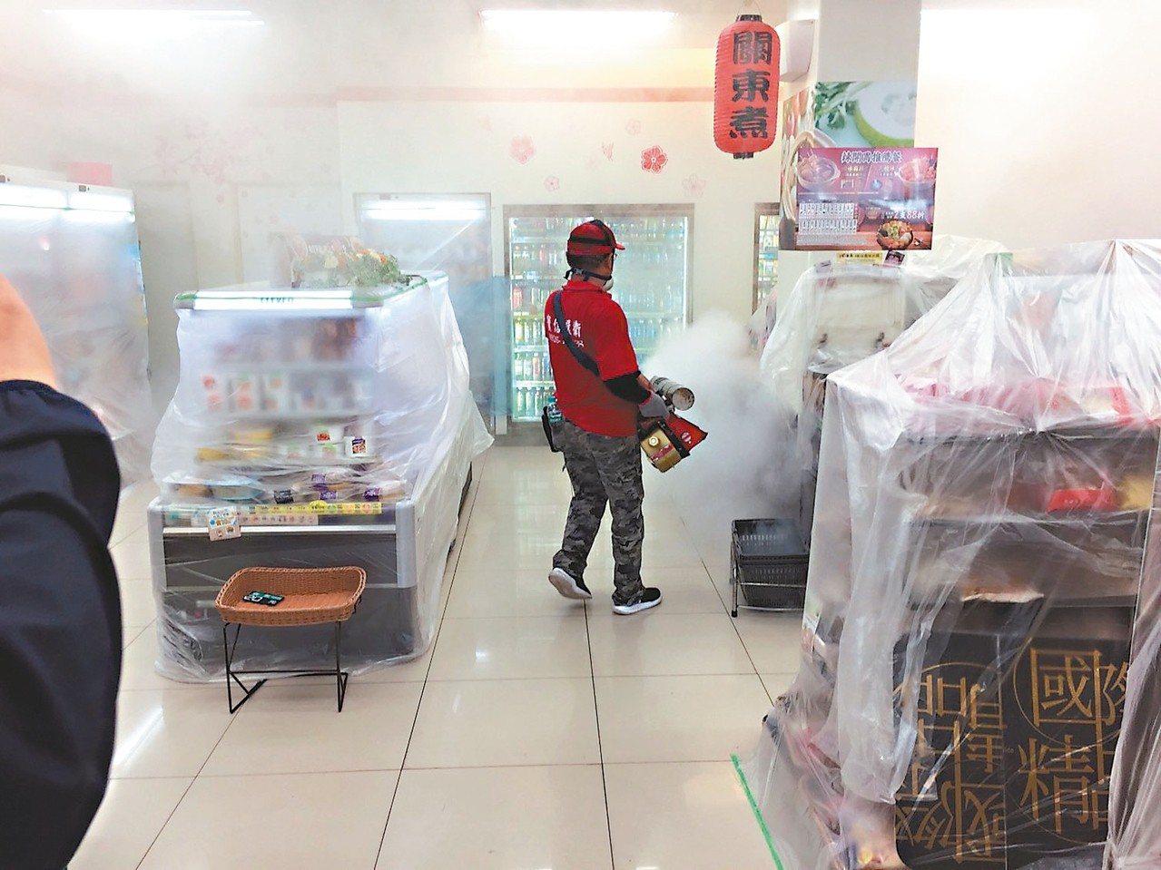 台南市中西區東菜市場昨起休市兩天，進行登革熱病媒蚊噴藥作業。